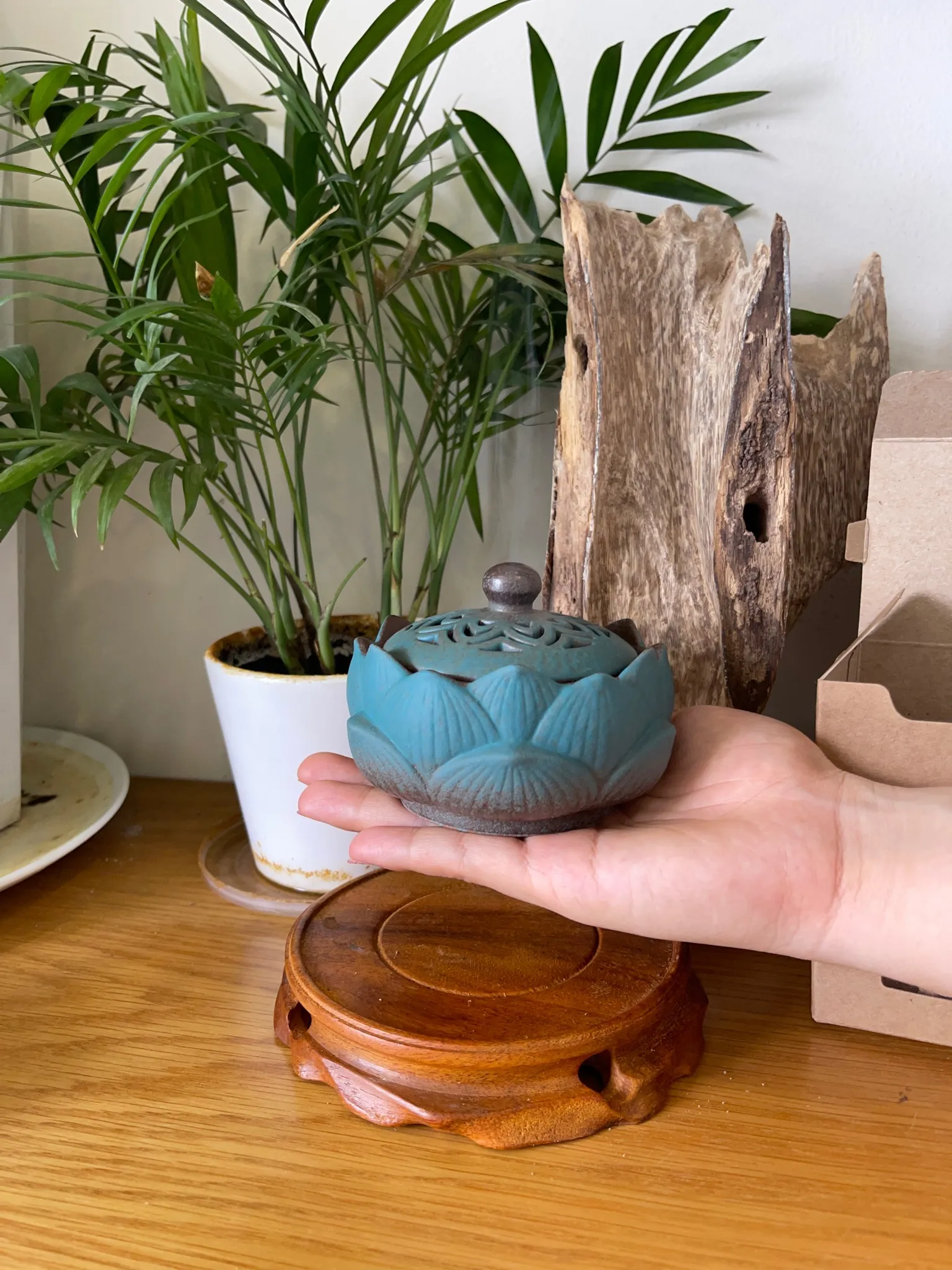 Lư xông đỉnh đốt nhang nụ nhang khoan Trầm hương Hoa sen xanh cao cấp (rộng 10.5 cm)