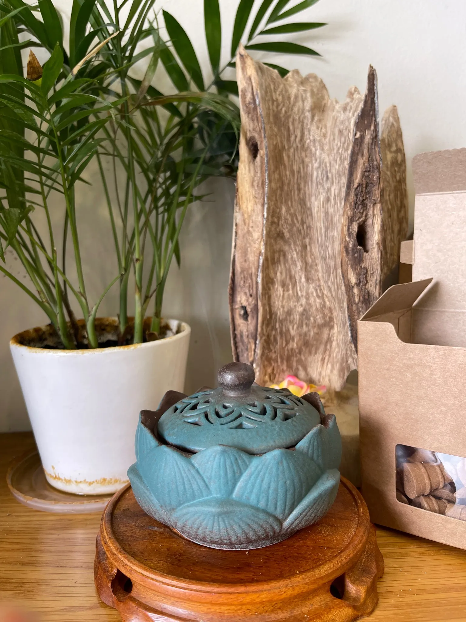 Lư xông đỉnh đốt nhang nụ nhang khoan Trầm hương Hoa sen xanh cao cấp (rộng 10.5 cm)