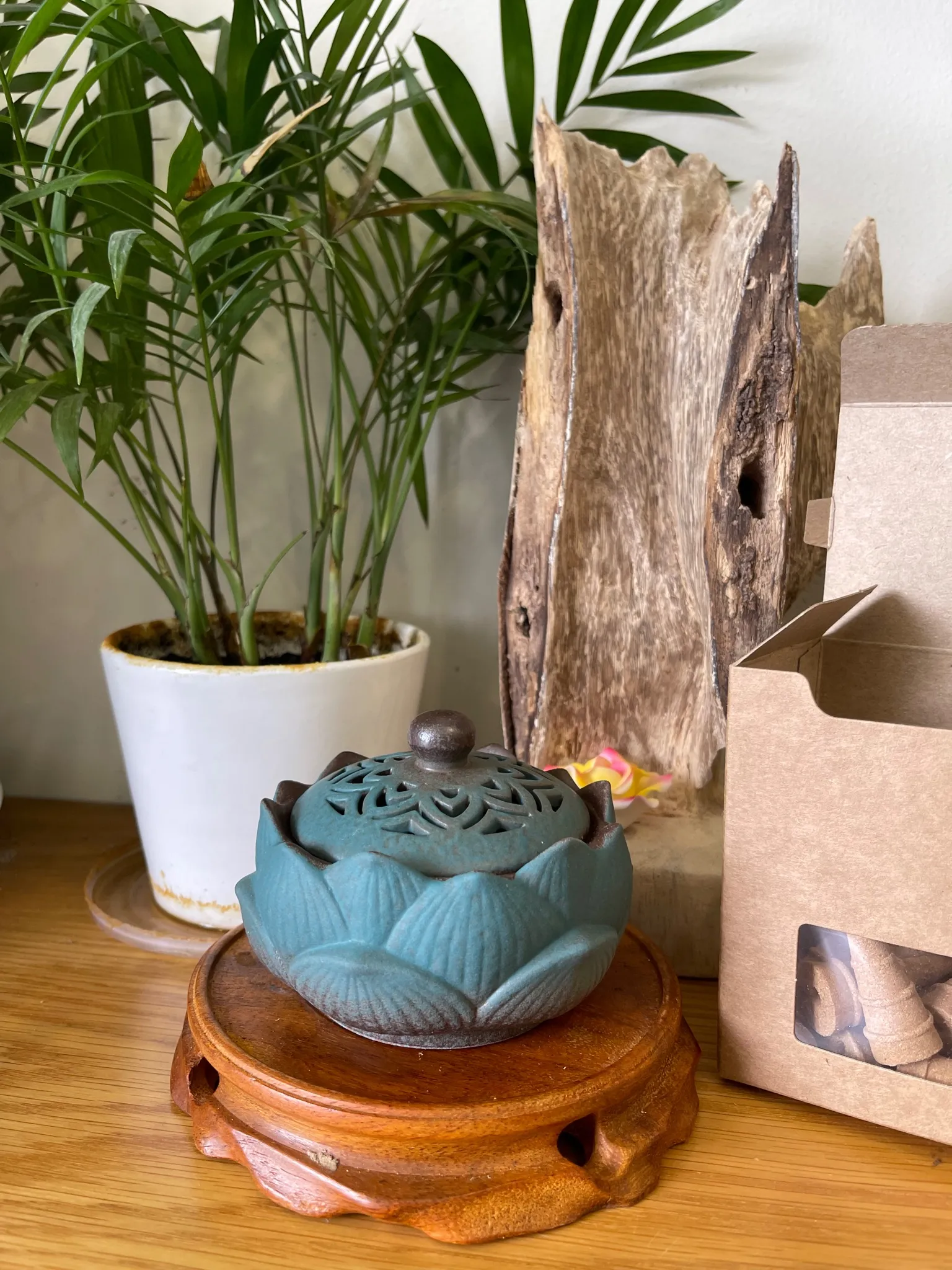 Lư xông đỉnh đốt nhang nụ nhang khoan Trầm hương Hoa sen xanh cao cấp (rộng 10.5 cm)