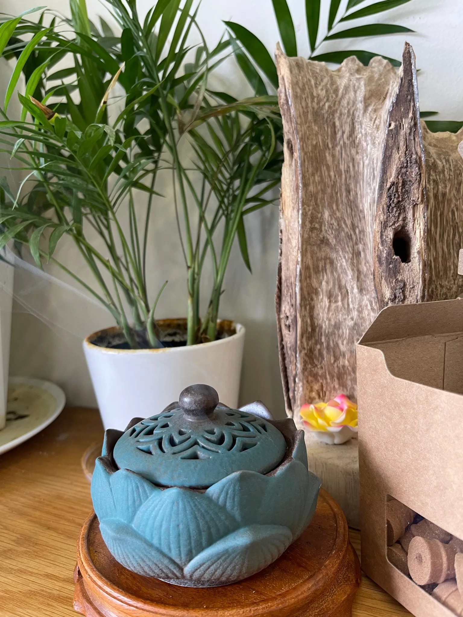 Lư xông đỉnh đốt nhang nụ nhang khoan Trầm hương Hoa sen xanh cao cấp (rộng 10.5 cm)