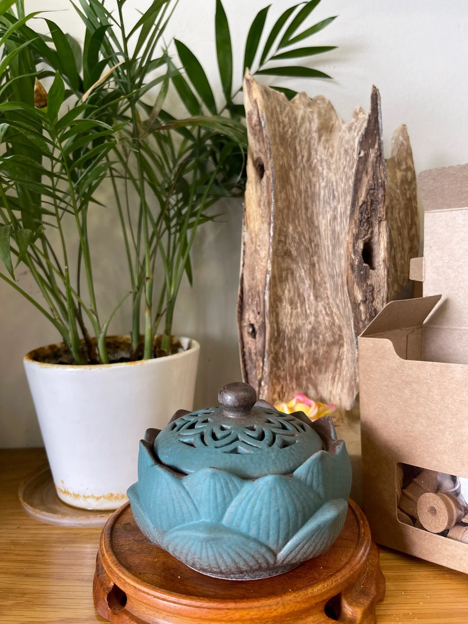 Lư xông đỉnh đốt nhang nụ nhang khoan Trầm hương Hoa sen xanh cao cấp (rộng 10.5 cm)