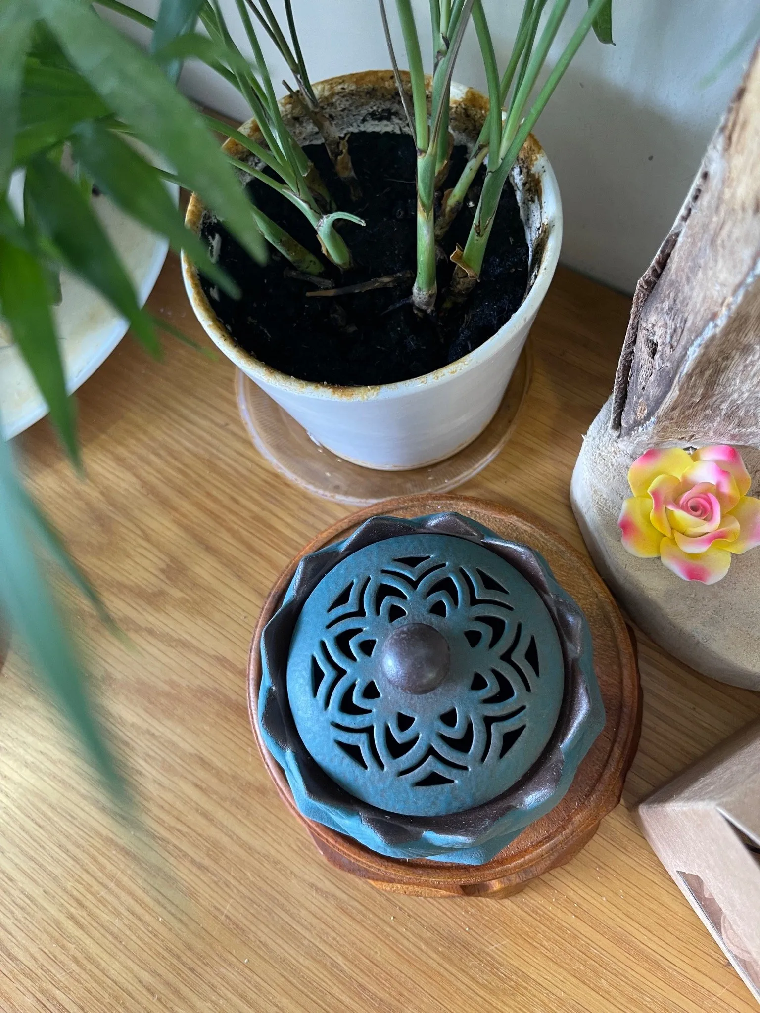 Lư xông đỉnh đốt nhang nụ nhang khoan Trầm hương Hoa sen xanh cao cấp (rộng 10.5 cm)