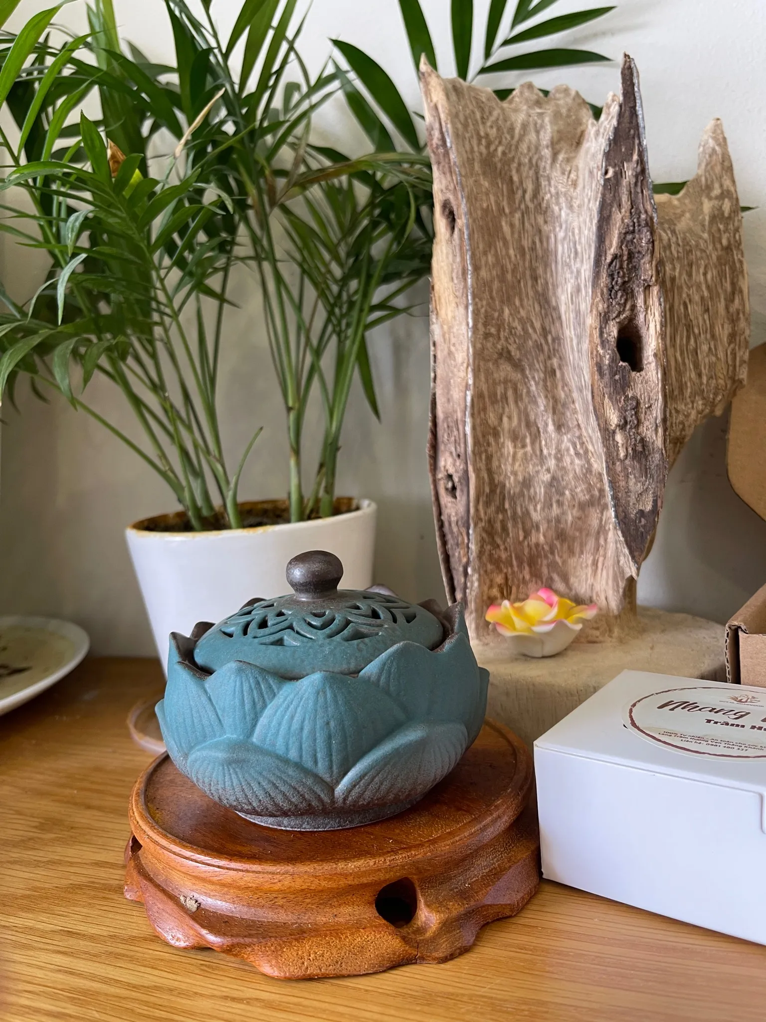 Lư xông đỉnh đốt nhang nụ nhang khoan Trầm hương Hoa sen xanh cao cấp (rộng 10.5 cm)