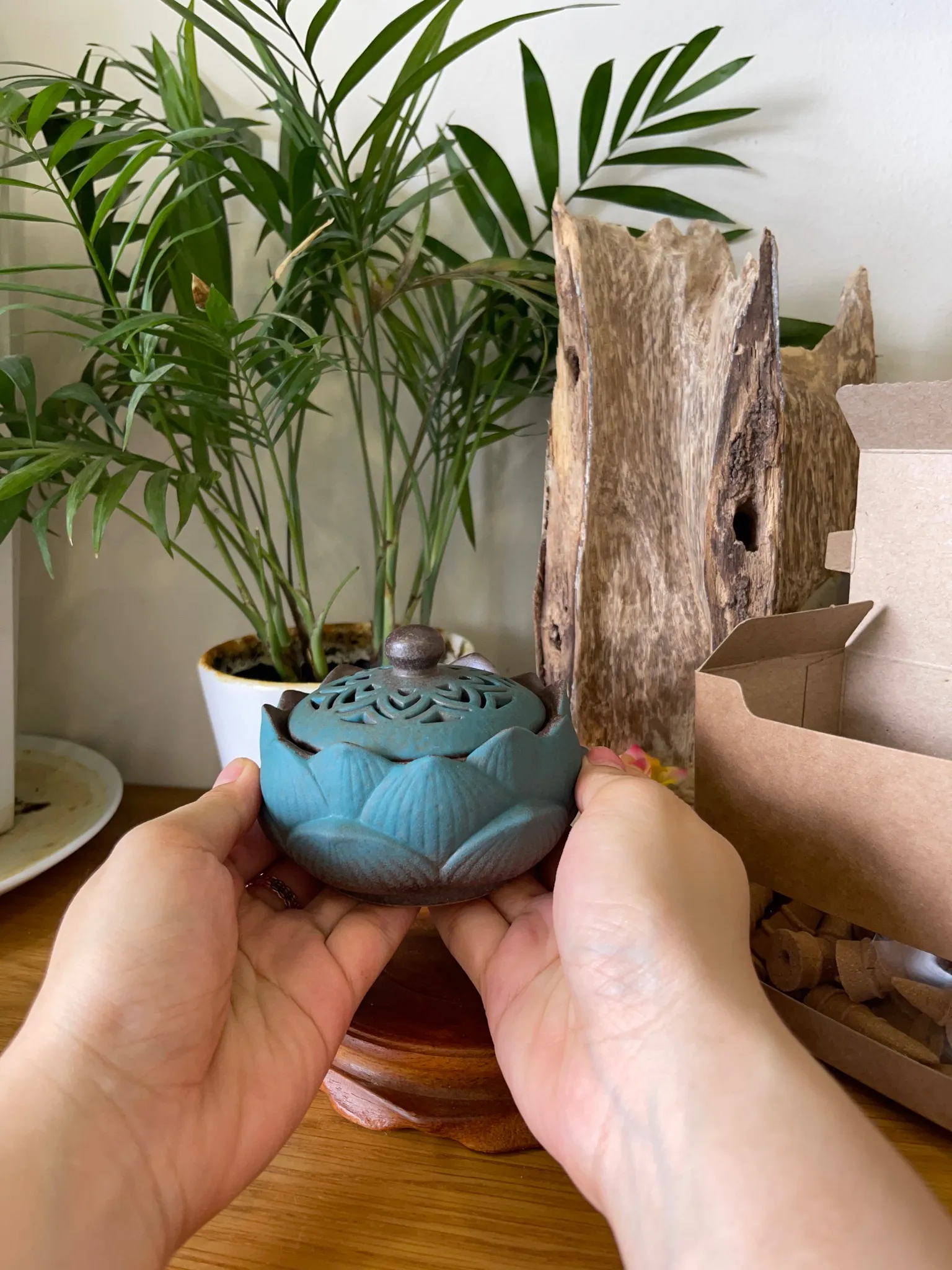 Lư xông đỉnh đốt nhang nụ nhang khoan Trầm hương Hoa sen xanh cao cấp (rộng 10.5 cm)