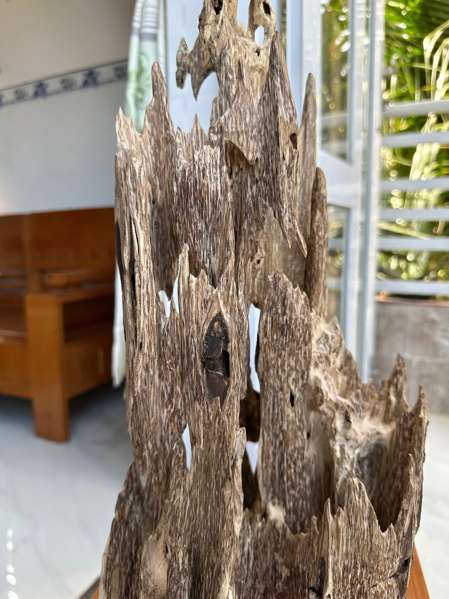 Hết hàng_Trầm hương cảnh trang trí khối lớn _ Trầm kiến chuẩn trầm tự nhiên vân mộc dáng độc đáo cao 60 cm