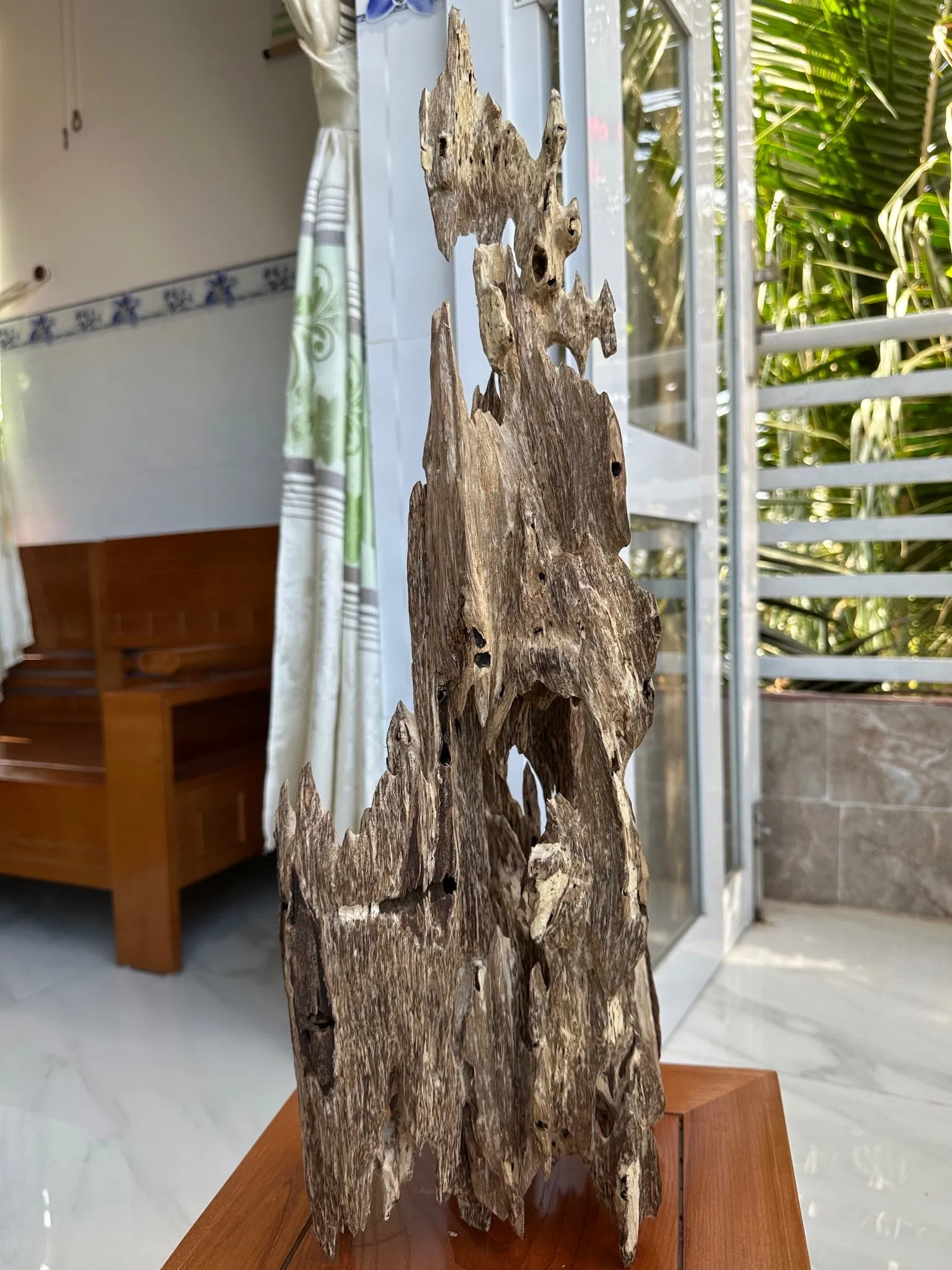 Hết hàng_Trầm hương cảnh trang trí khối lớn _ Trầm kiến chuẩn trầm tự nhiên vân mộc dáng độc đáo cao 60 cm
