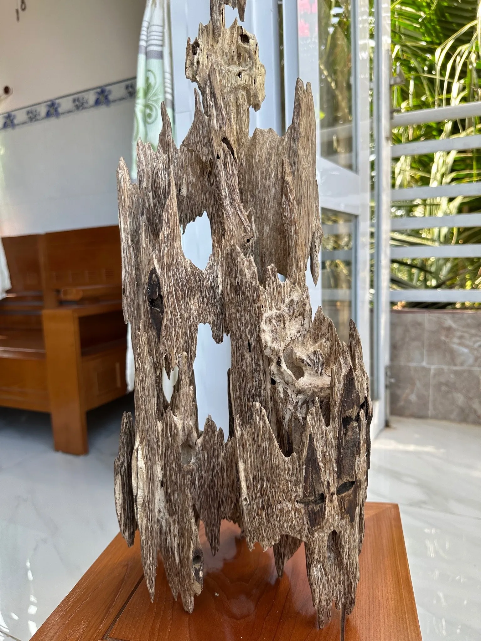 Hết hàng_Trầm hương cảnh trang trí khối lớn _ Trầm kiến chuẩn trầm tự nhiên vân mộc dáng độc đáo cao 60 cm