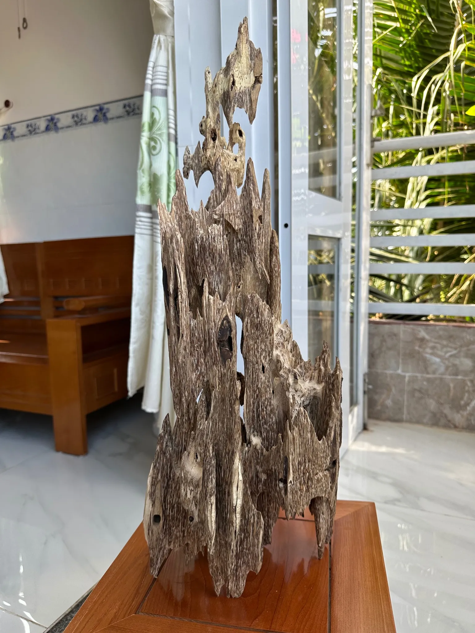 Hết hàng_Trầm hương cảnh trang trí khối lớn _ Trầm kiến chuẩn trầm tự nhiên vân mộc dáng độc đáo cao 60 cm