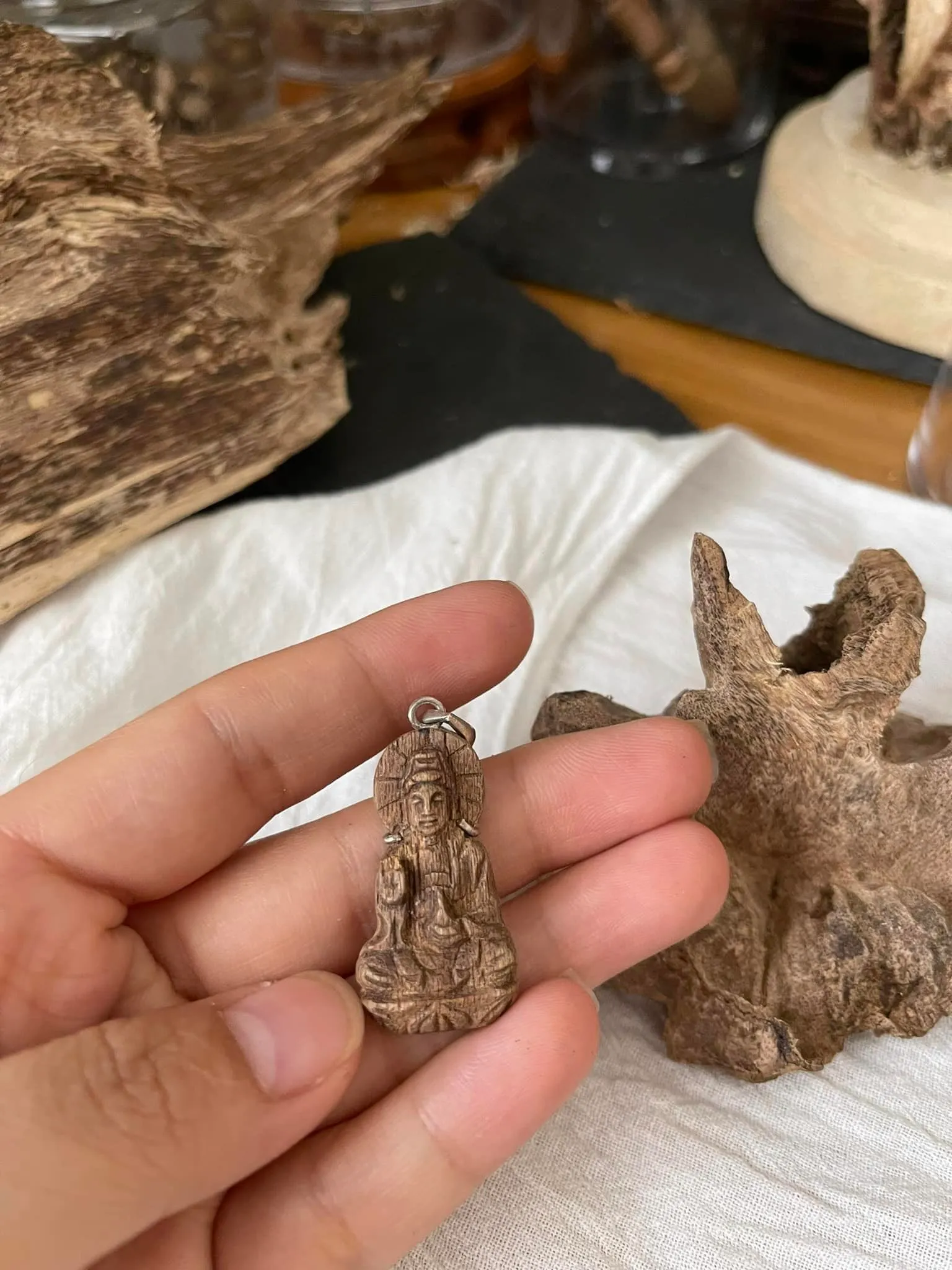 Mặt dây chuyền trầm hương tự nhiên điêu khắc Quan âm Bồ Tát