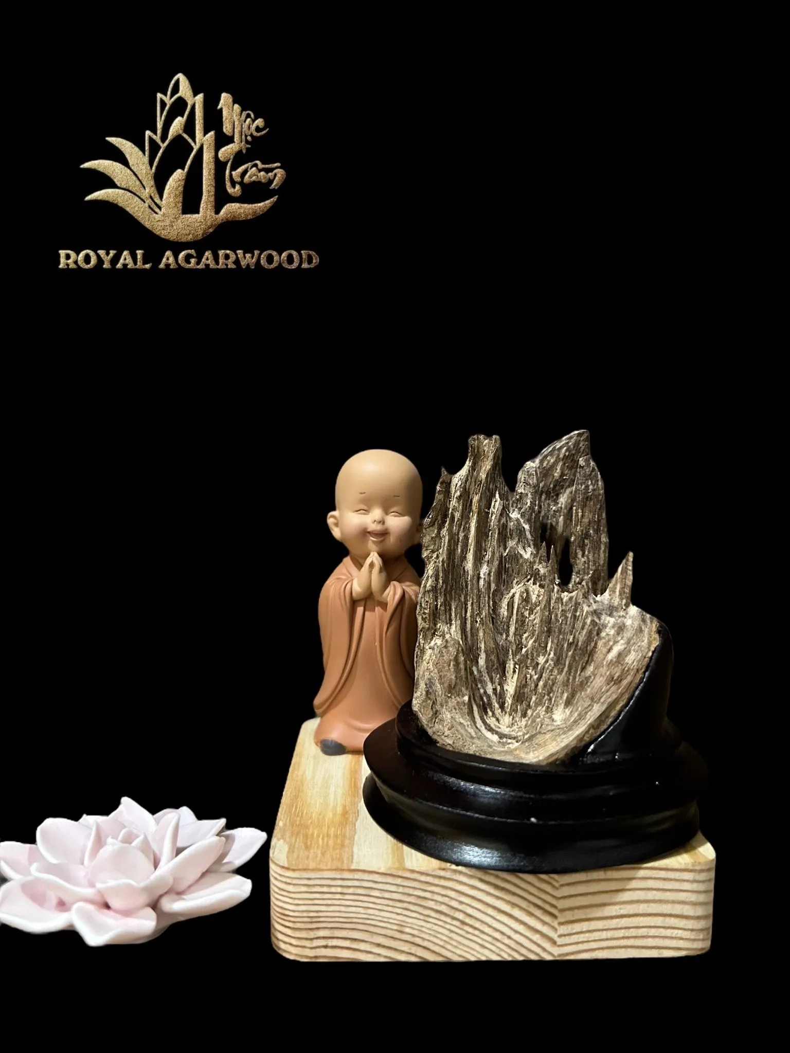 Hết hàng_Tượng Trầm hương để xe ô tô _ Trầm cảnh mini trang trí bàn làm việc, xe ô tô phong thuỷ