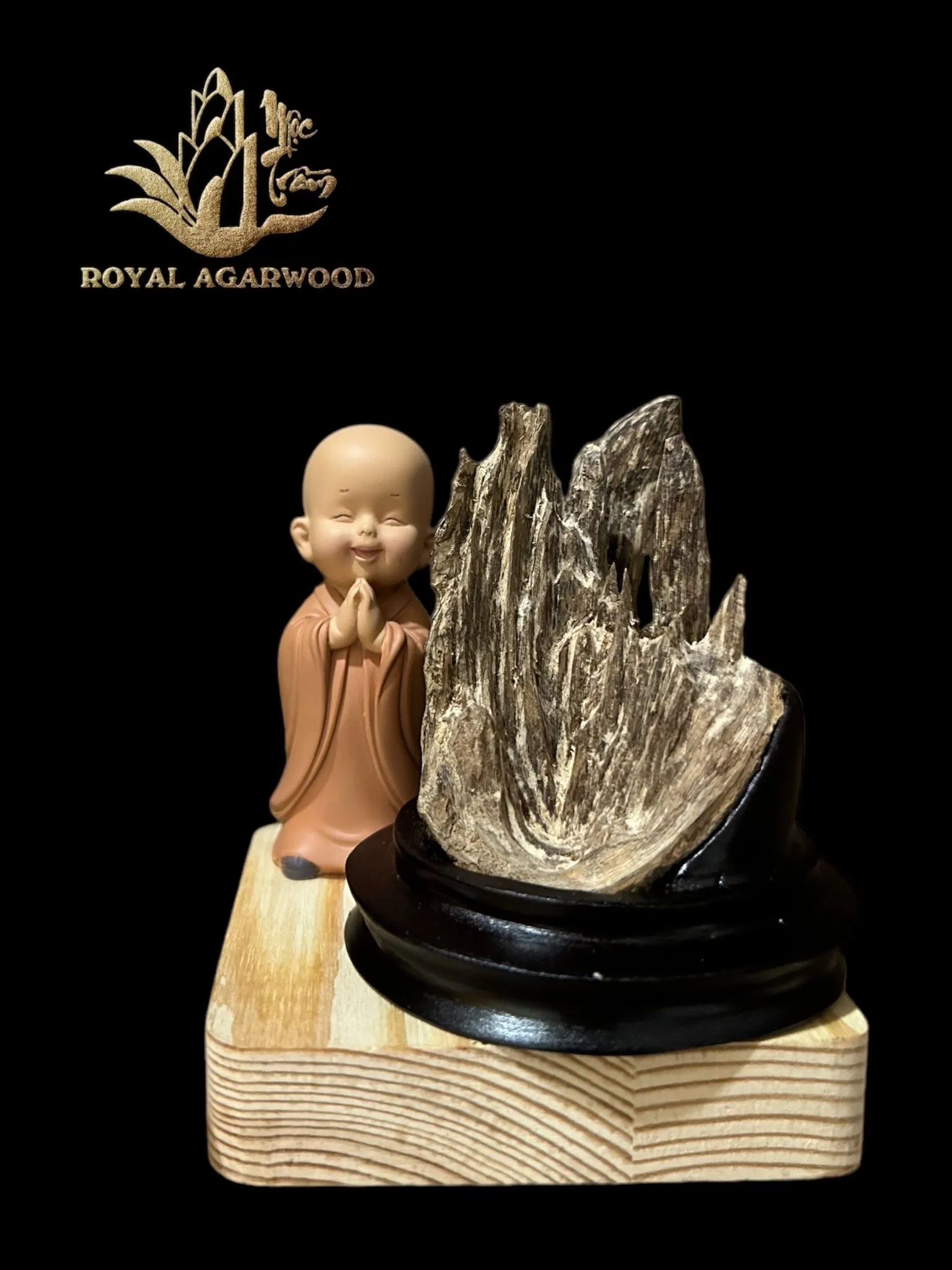 Hết hàng_Tượng Trầm hương để xe ô tô _ Trầm cảnh mini trang trí bàn làm việc, xe ô tô phong thuỷ