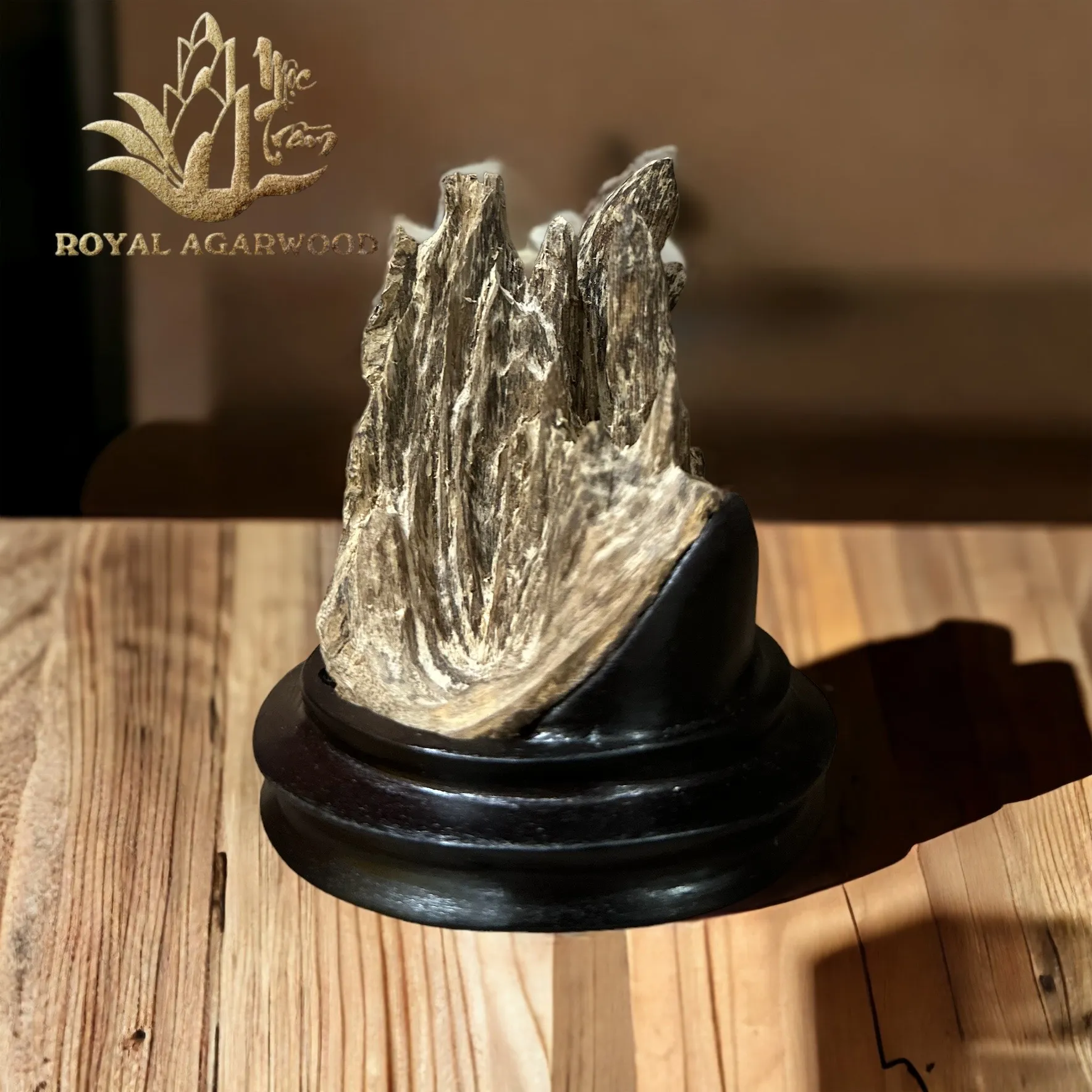 Hết hàng_Tượng Trầm hương để xe ô tô _ Trầm cảnh mini trang trí bàn làm việc, xe ô tô phong thuỷ