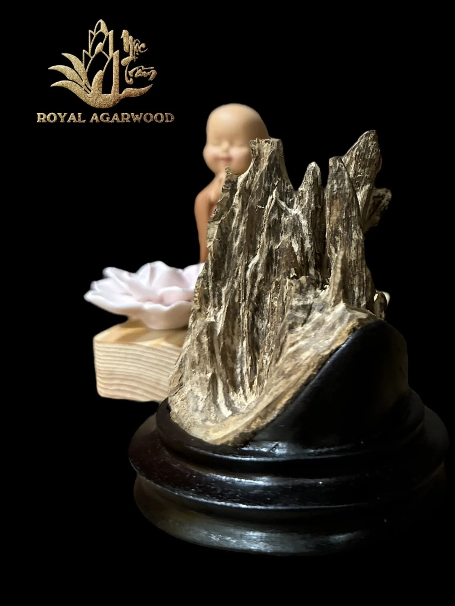Hết hàng_Tượng Trầm hương để xe ô tô _ Trầm cảnh mini trang trí bàn làm việc, xe ô tô phong thuỷ