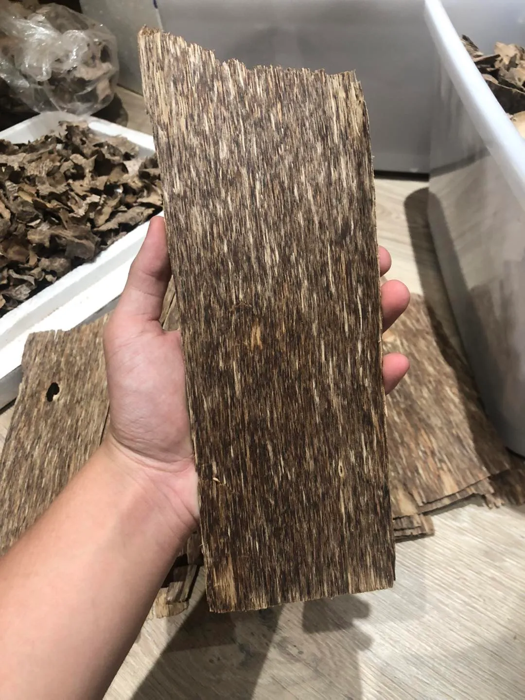 Trầm sánh 1 mặt dầu tốt có độ dày từ 0,8 - 1 mm Mộc Trầm Agarwood.