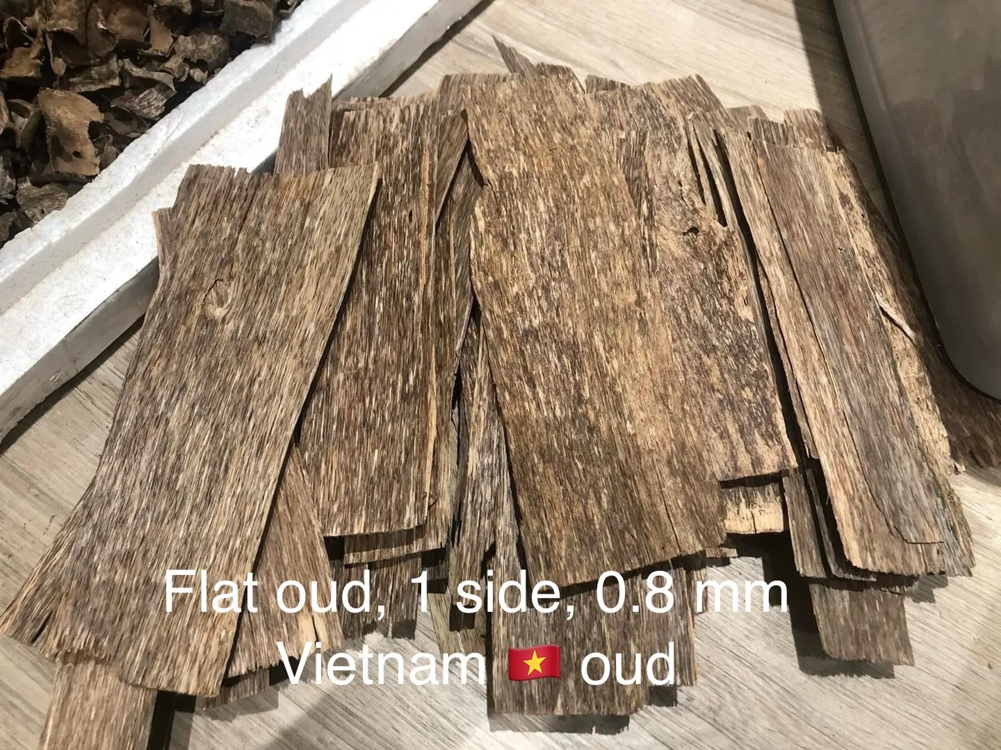 Trầm sánh 1 mặt dầu tốt có độ dày từ 0,8 - 1 mm Mộc Trầm Agarwood.