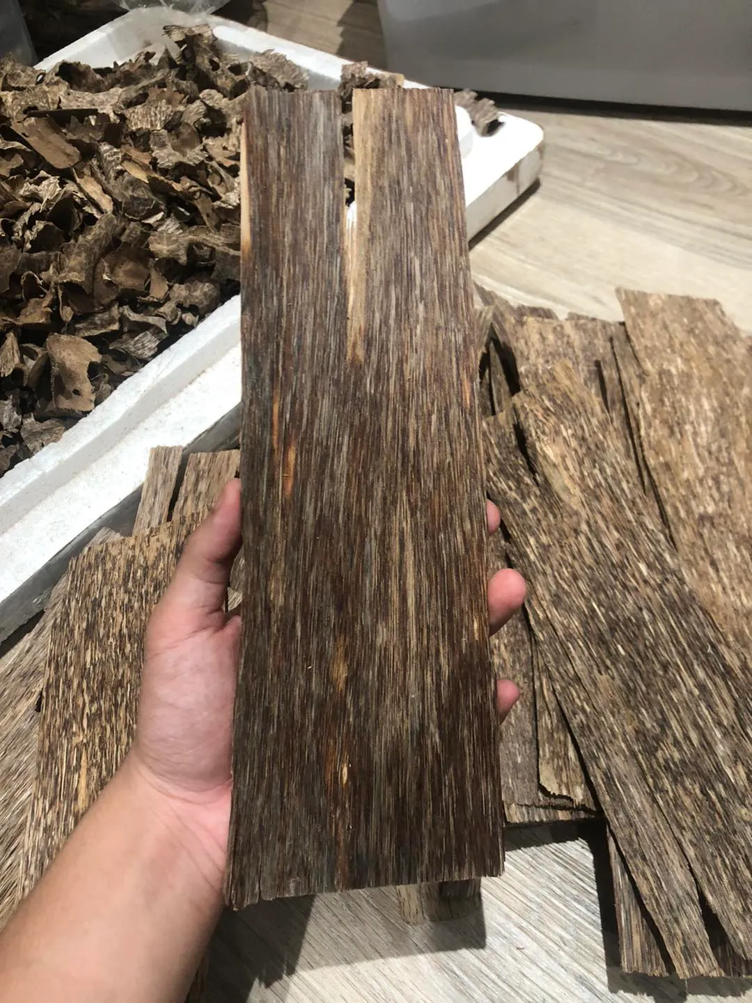 Trầm sánh 1 mặt dầu tốt có độ dày từ 0,8 - 1 mm Mộc Trầm Agarwood.