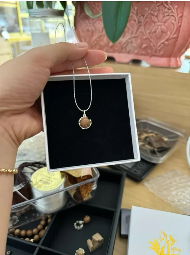 Mặt dây chuyền trầm hương tự nhiên tròn bọc bạc Mộc Trầm Agarwood