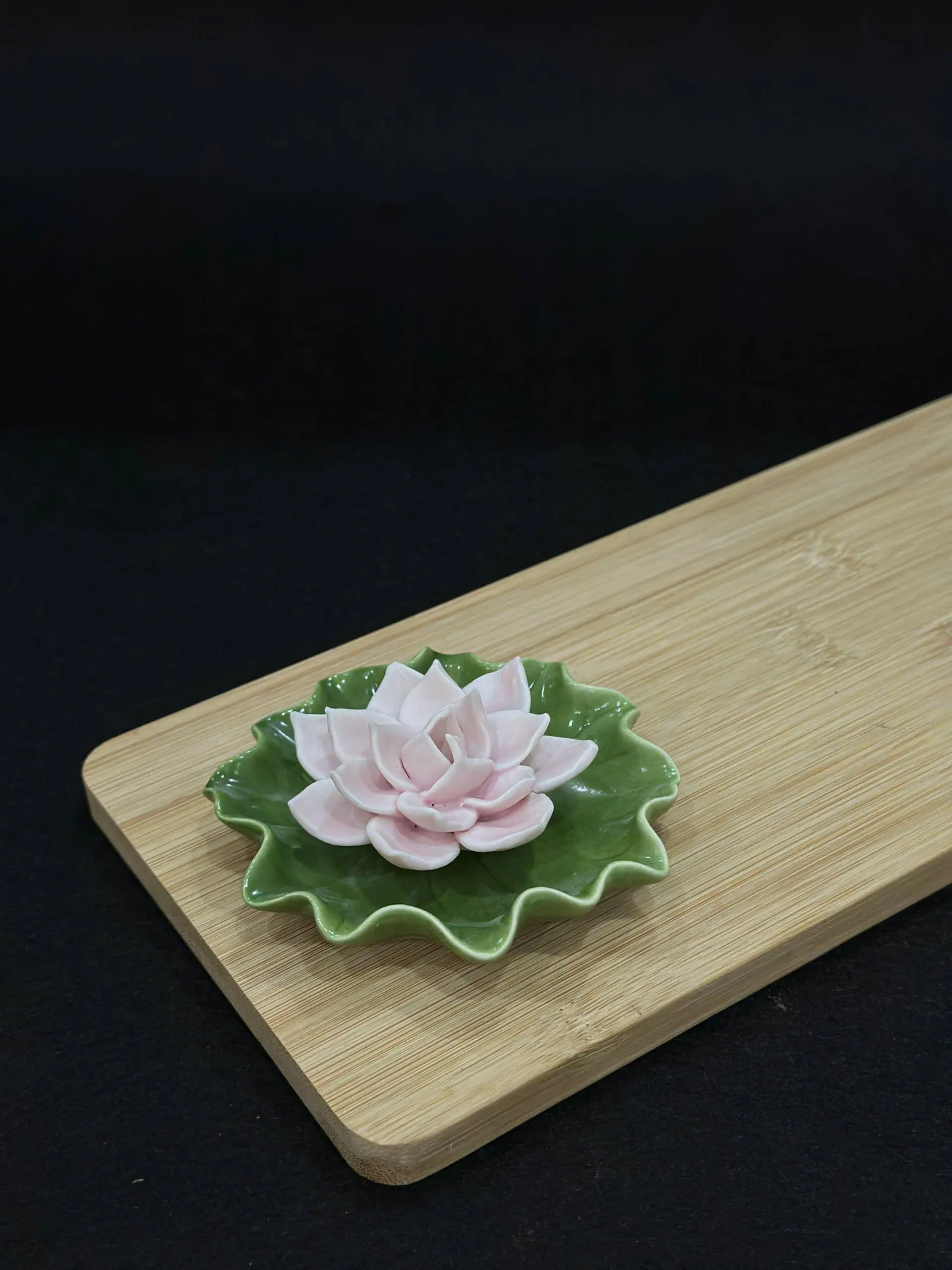 Lư xông đốt nụ trầm nhang khoan vân rạn có bông lót chống cháy