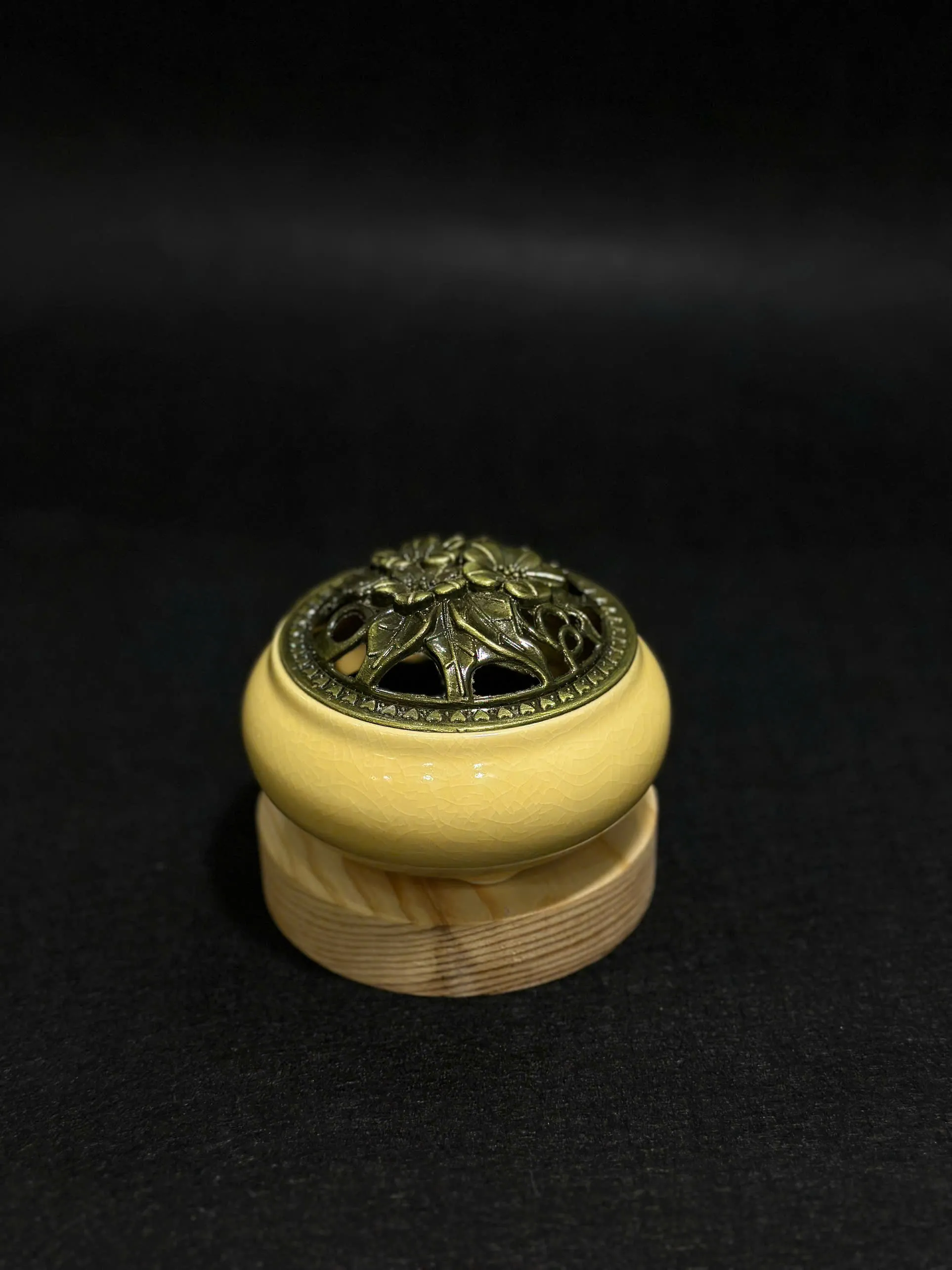 Lư xông đốt nụ trầm nhang khoan vân rạn có bông lót chống cháy