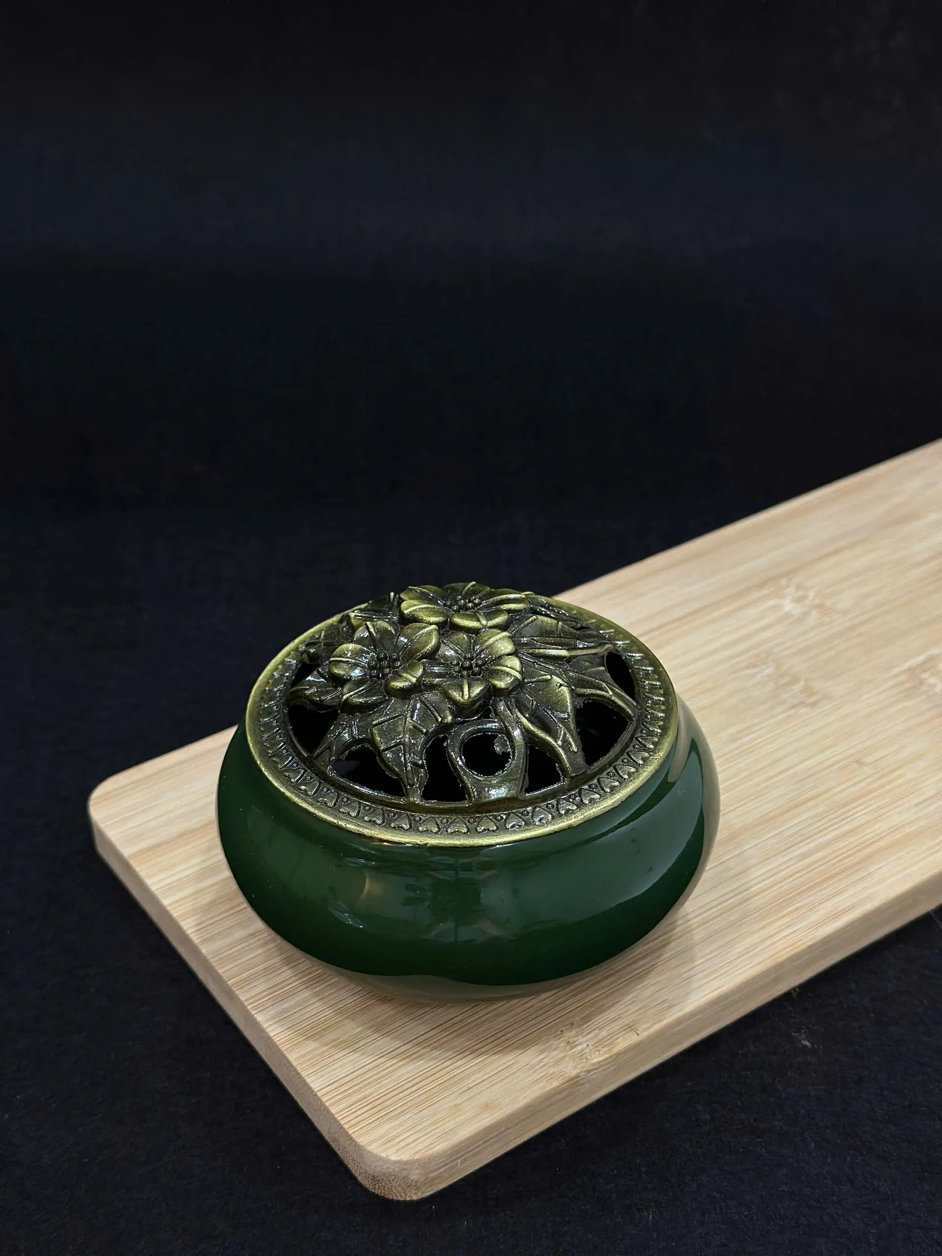 Lư xông đốt nụ trầm nhang khoan vân rạn có bông lót chống cháy