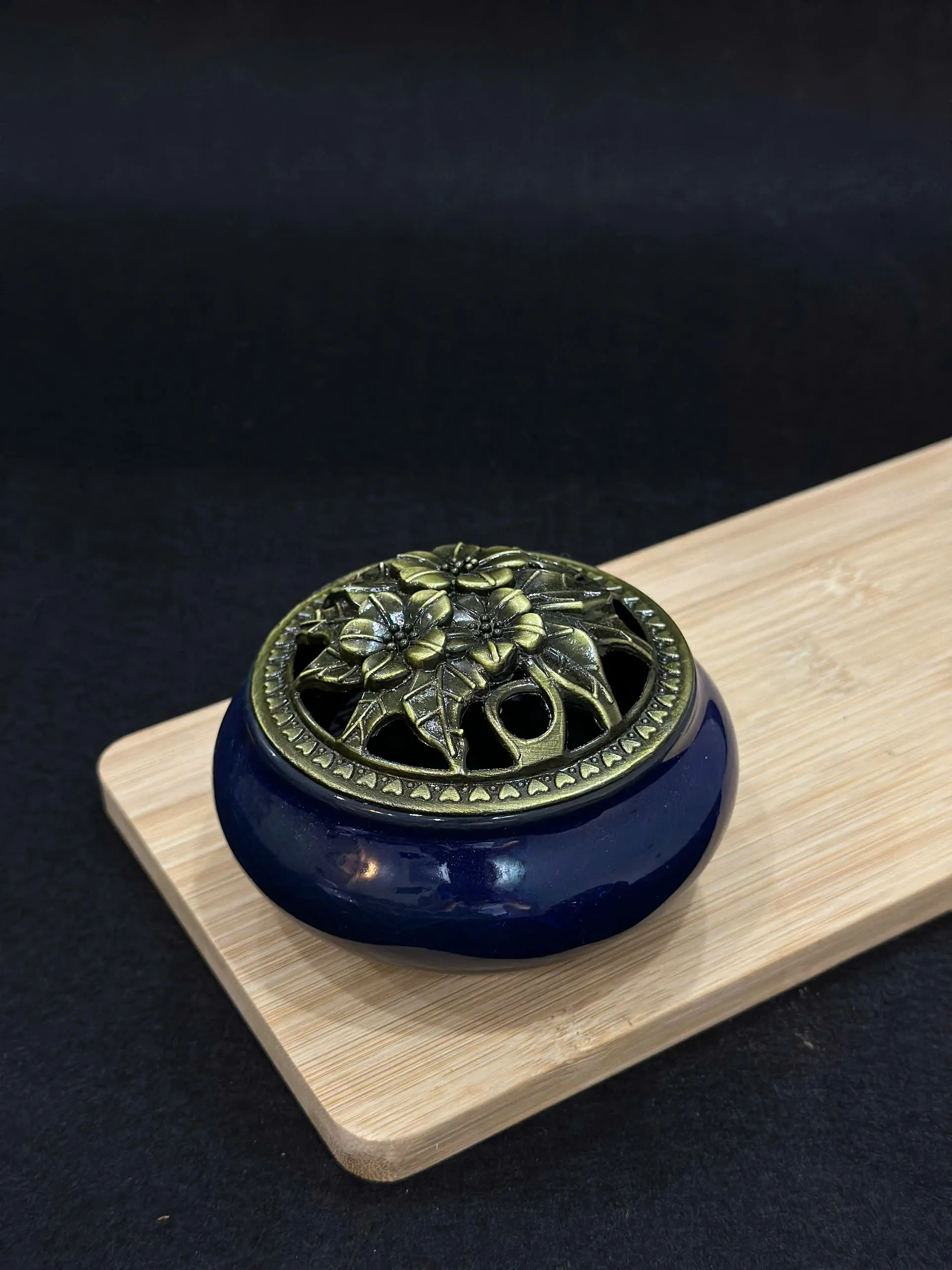 Lư xông đốt nụ trầm nhang khoan vân rạn có bông lót chống cháy