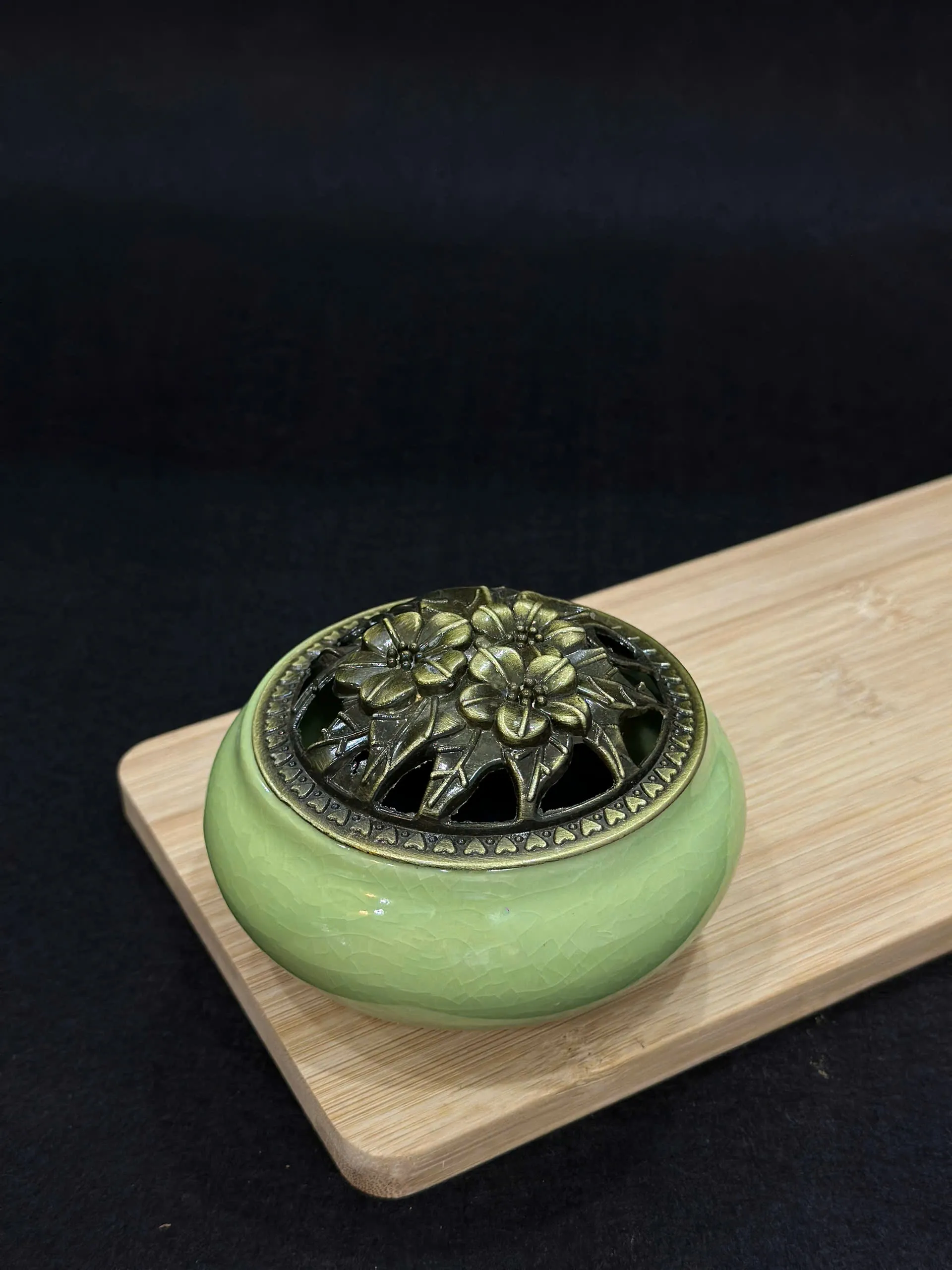 Lư xông đốt nụ trầm nhang khoan vân rạn có bông lót chống cháy