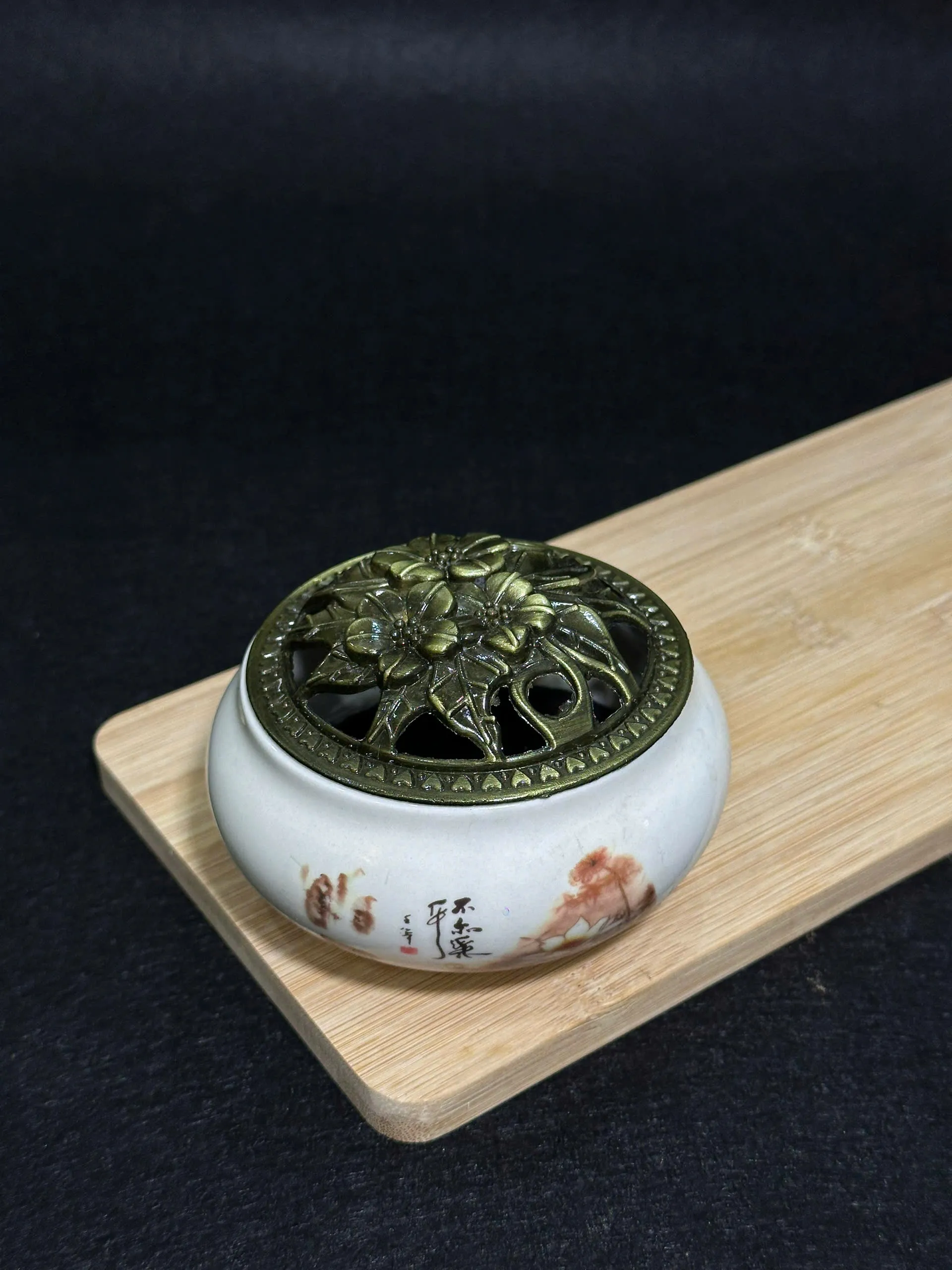 Lư xông đốt nụ trầm nhang khoan vân rạn có bông lót chống cháy