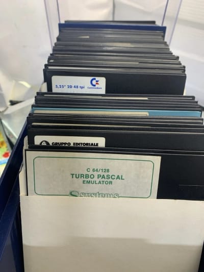 Commodore 64/128 – 93 Floppy 5,25” + Cassette Games + Box Originale
