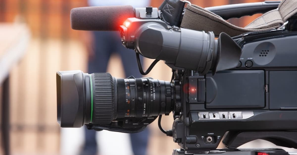 Alumnus shares experience as political analyst for Telemundo - Vimarsana News