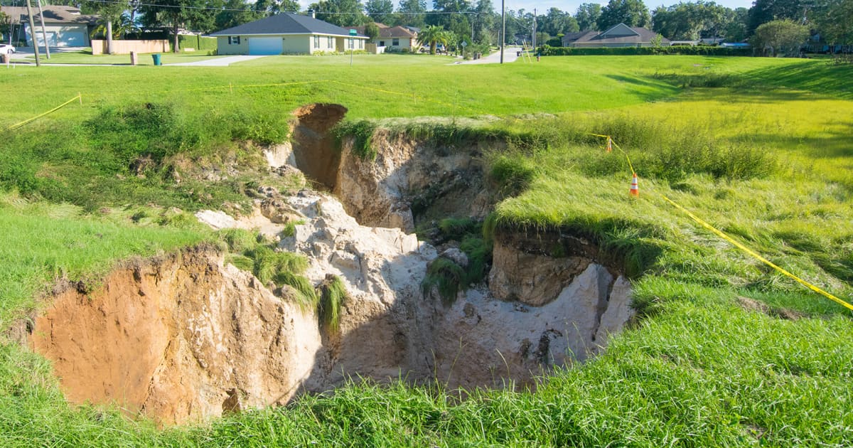 how sinkholes happen