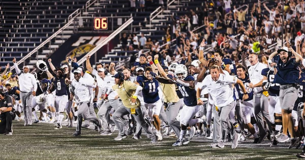 August 31, 2017 - Orlando, FL, U.S: FIU Panthers wide receiver Austin  Maloney (15) is unable to make a one handed catch during NCAA football game  between FIU Golden Panthers and the