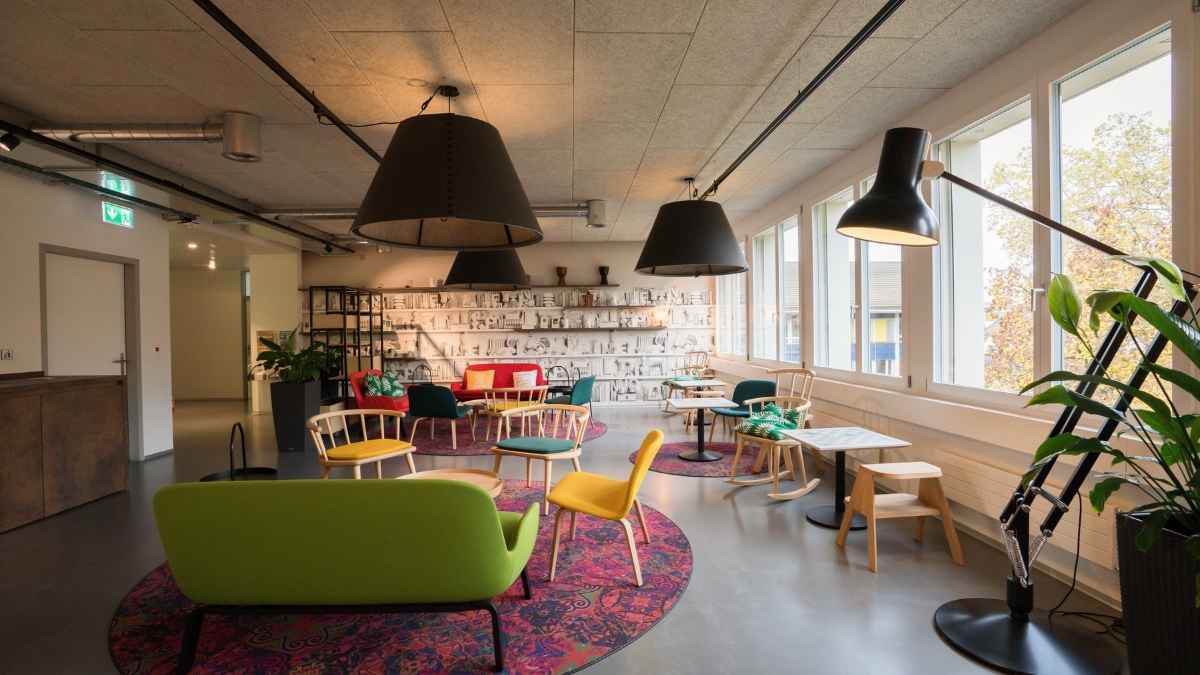 Die Digicomp Lounge lädt zum Verweilen und gemütlichem Austausch ein.