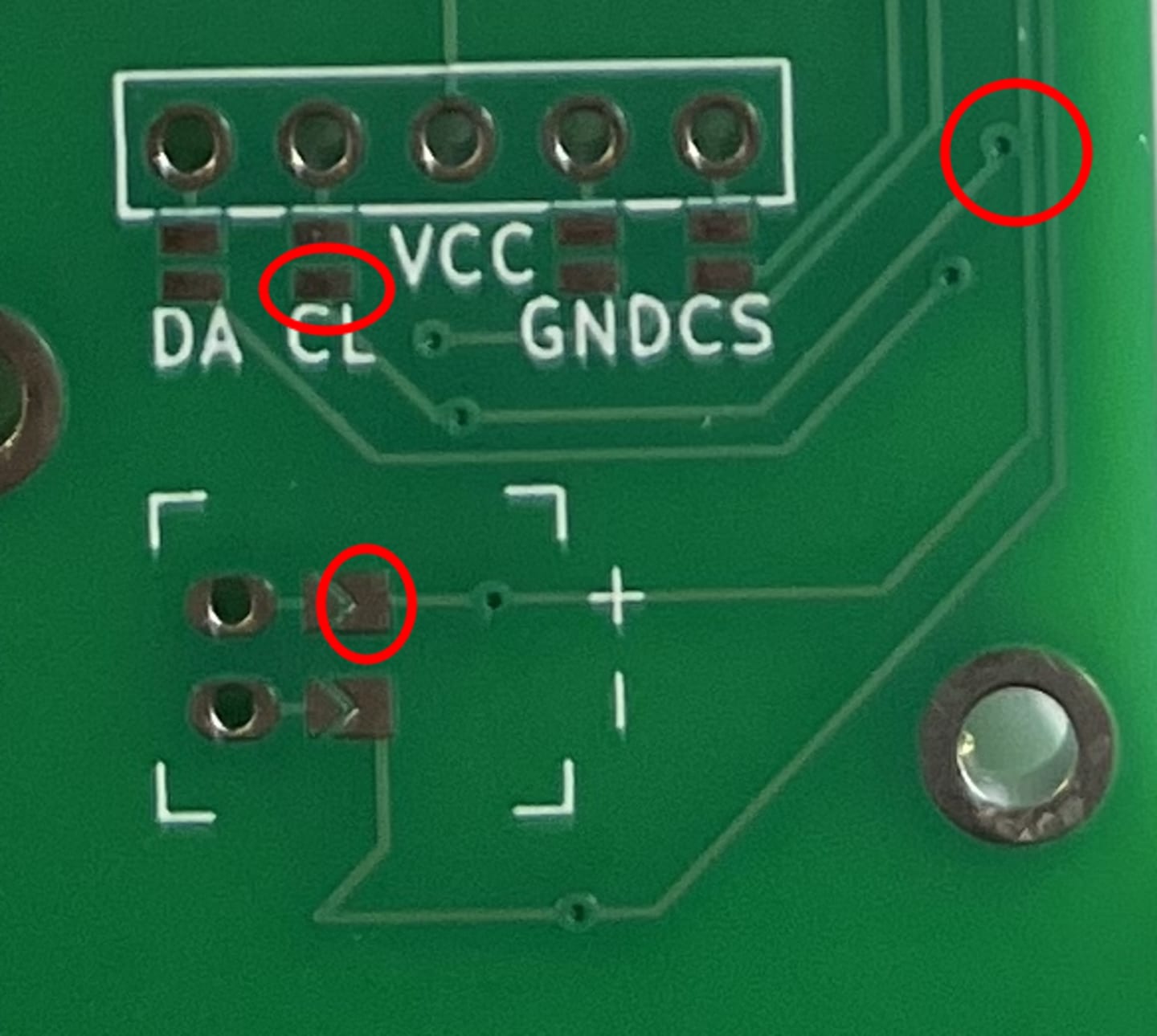 Photo of celinas PCB silkscreen showing the questionable CL-to-BATP routing