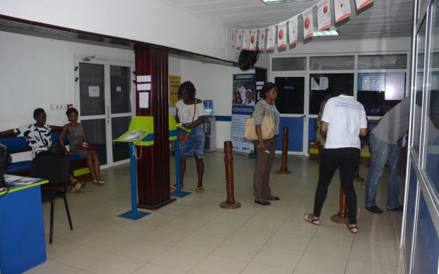 Le hall d'une agence avec sa file d'attente