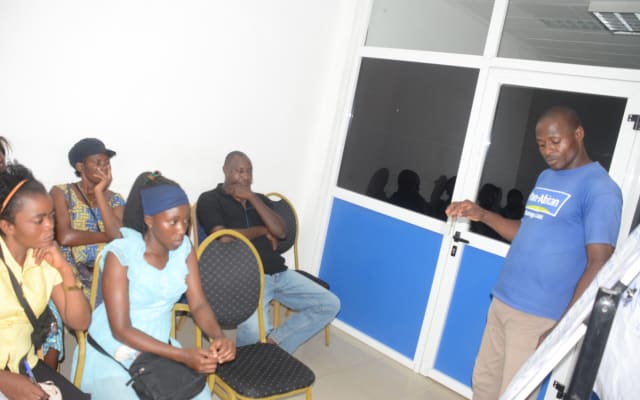 Un groupe attendant sur les sièges d'une salle d'accueil