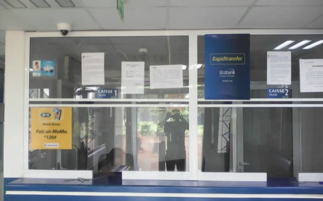La façade vitrée d'un point de service, signalétique de transfert d'argent