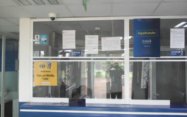 Le guichet vitré d'un point de service