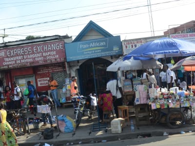 L'agence vue depuis la rue, dans son environnement commerçant