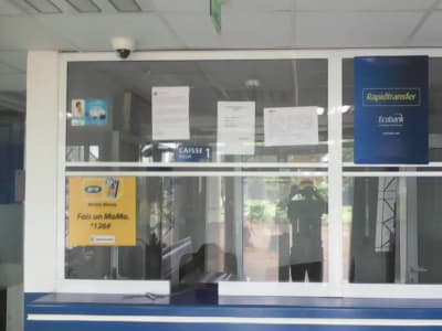 Les guichets du point de service vus depuis la salle