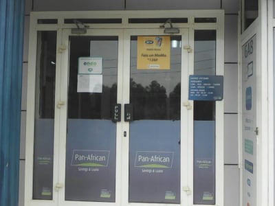 Les portes vitrées d'entrée du point de service