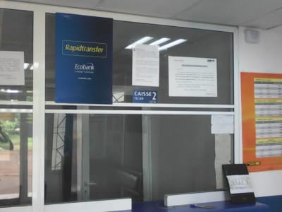 Les guichets du point de service vus depuis la salle