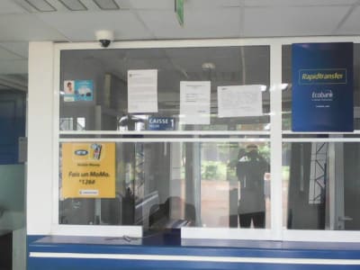 Les guichets du point de service vus depuis la salle