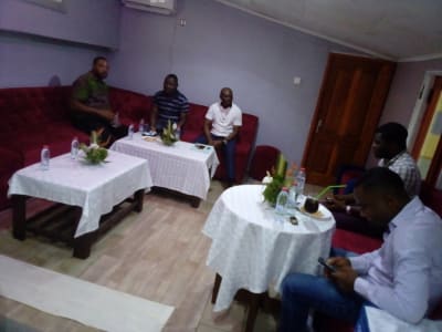 Des collègues assis dans un salon, autour de tables basses