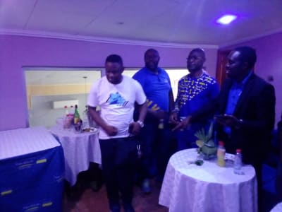 Des collègues réunis autour d'un cocktail dans une salle de réception