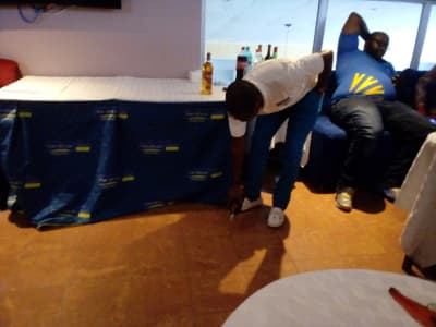 Des collègues réunis autour d'un cocktail dans une salle de réception