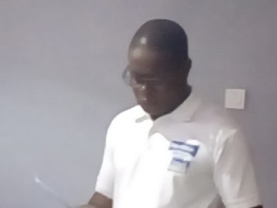 Remise d'un document lors de la cérémonie interne