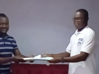 Remise d'un document lors de la cérémonie interne