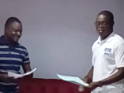 Remise d'un document lors de la cérémonie interne