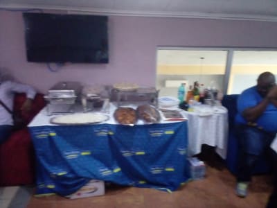 Table de buffet dressée sous une nappe aux couleurs de l'institution