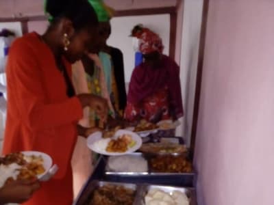 Service du buffet, plats chauds présentés en bacs